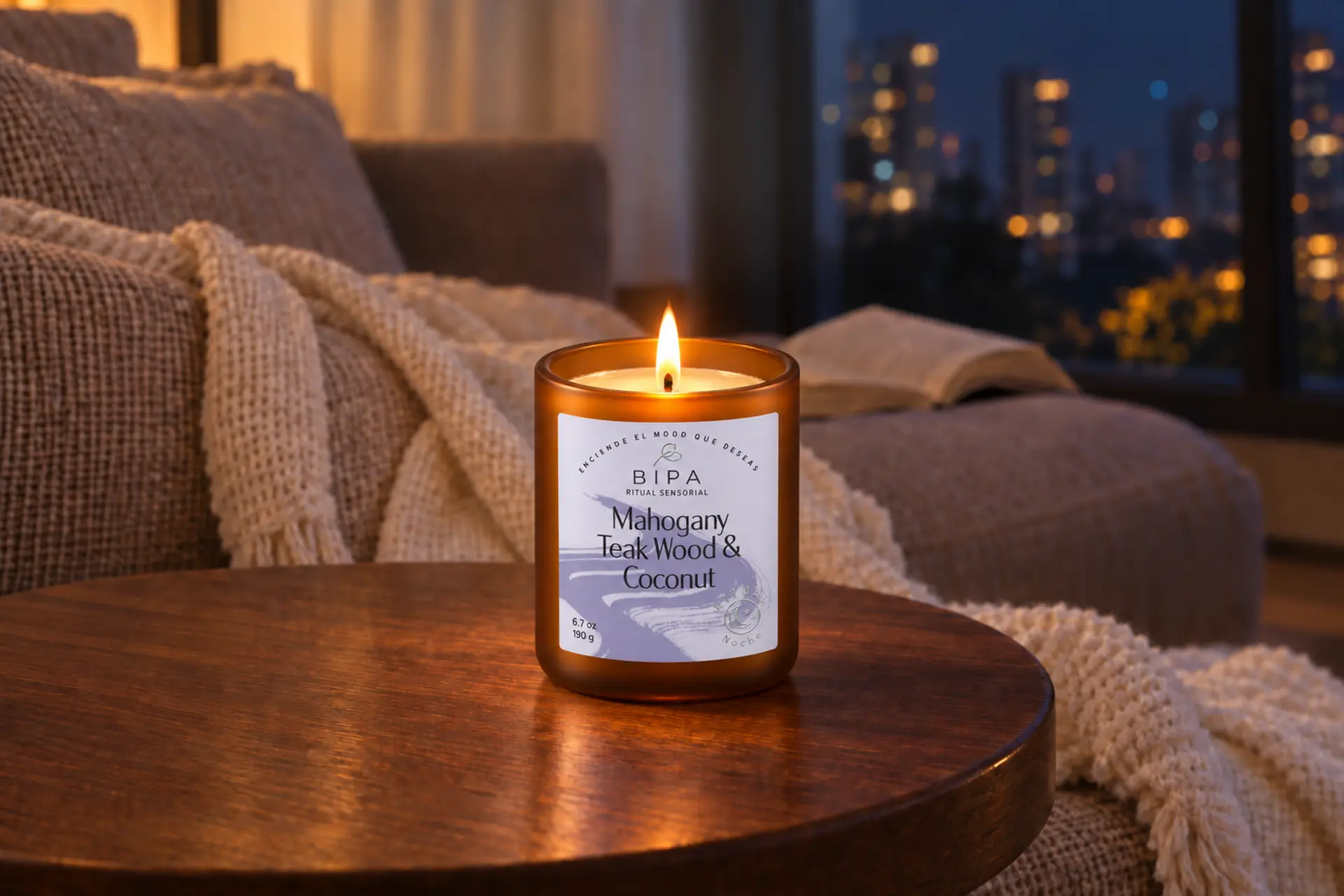 Ambiente de noche con una vela BIPA encendida