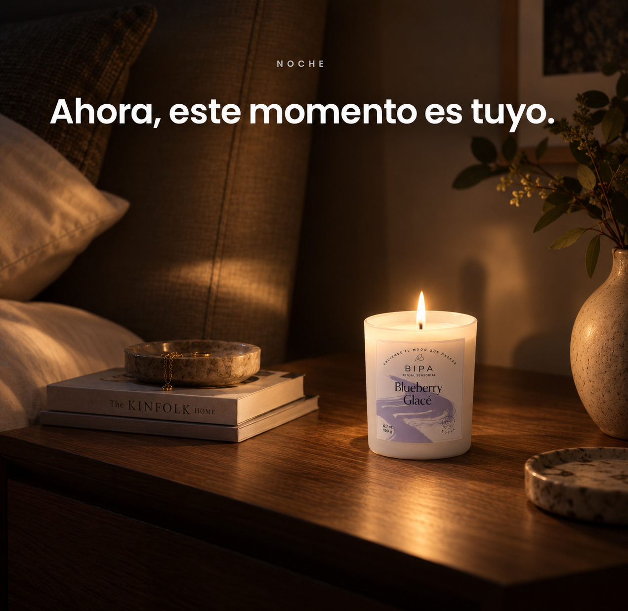 Ambiente de noche con una vela BIPA encendida